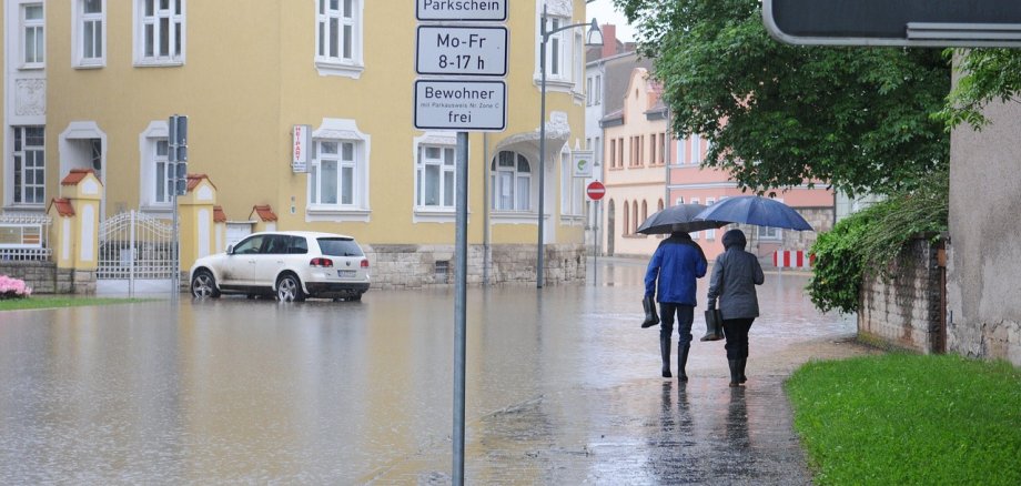 Straßenzug bei Starkregen