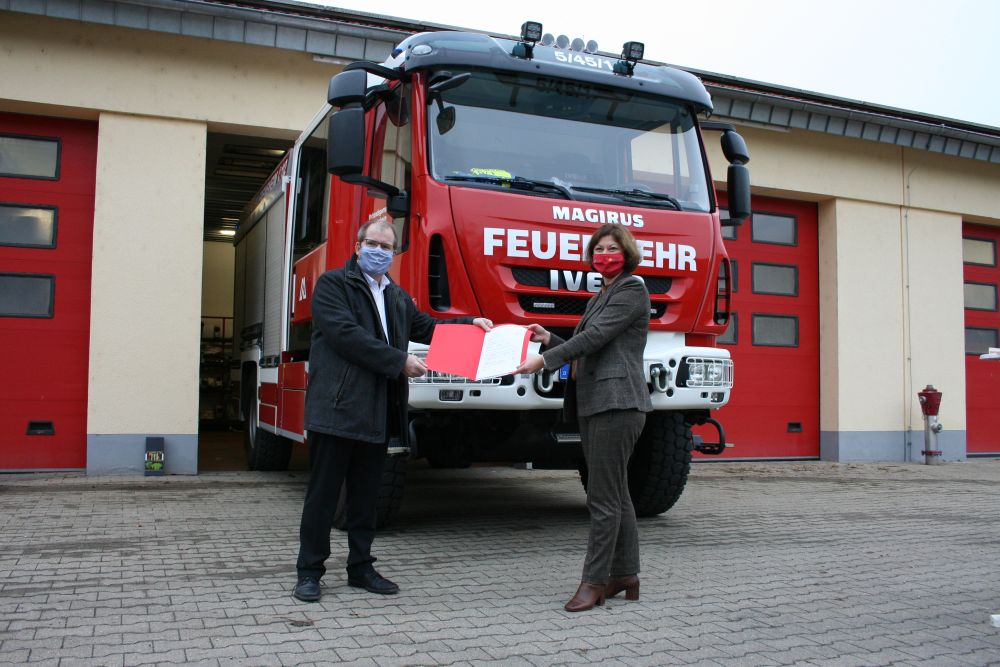StS Steingaß überreicht Förderbescheide an BM Oberholz
