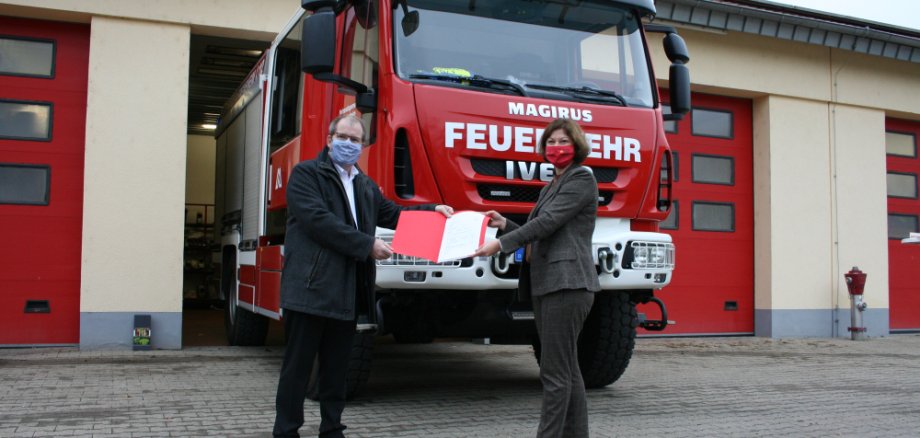 StS Steingaß überreicht Förderbescheide an BM Oberholz