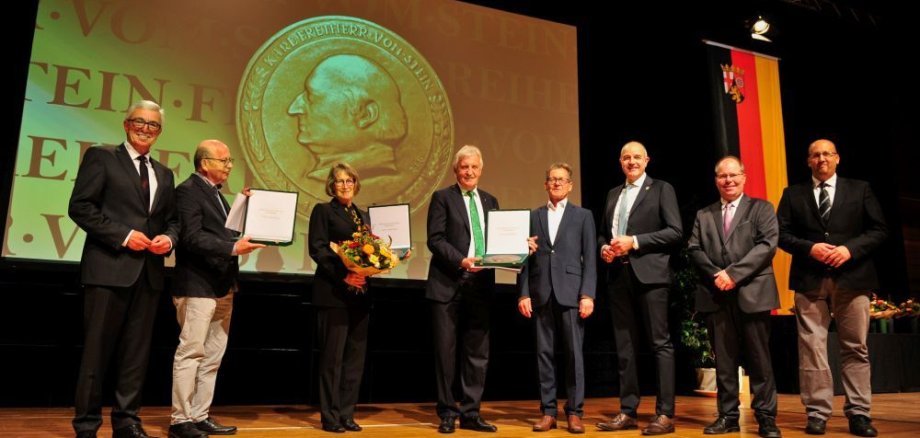 Gruppenbild bei der Verleihung der Freiherr-vom-Stein-Plakette