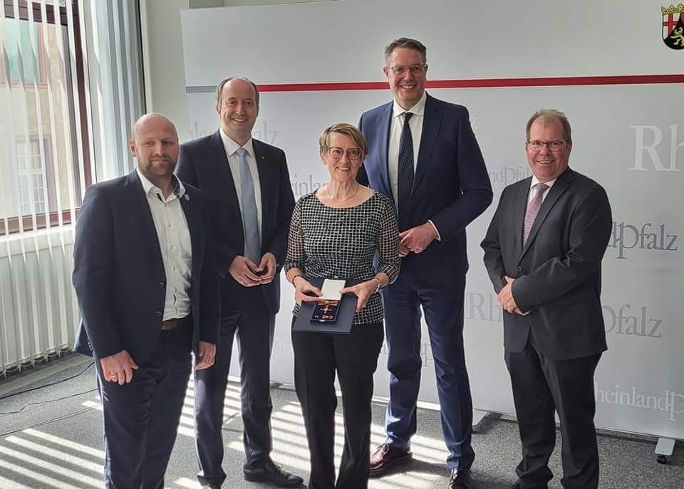 Das Bild zeigt u.a. Barbara Jesse (Mitte), Arbeitsminister Alexander Schweitzer (2. v. li.) und Bürgermeister Jürgen Oberholz (li.).