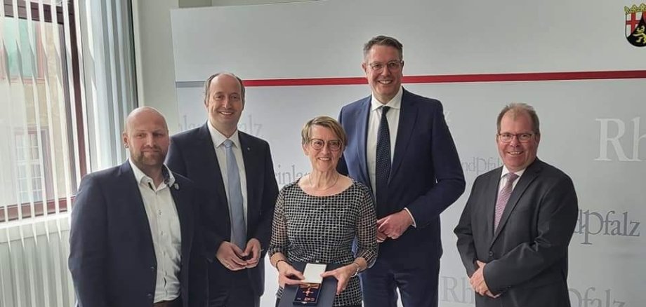 Das Bild zeigt u.a. Barbara Jesse (Mitte), Arbeitsminister Alexander Schweitzer (2. v. li.) und Bürgermeister Jürgen Oberholz (li.).