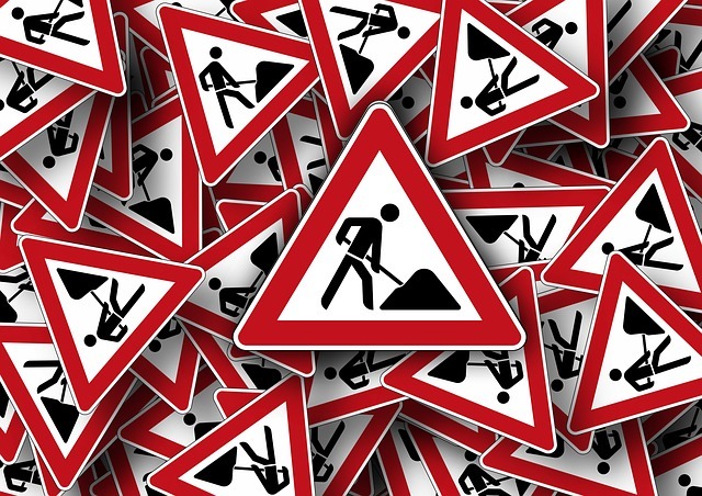 Straßenschilder, die auf Bauarbeiten hinweisen