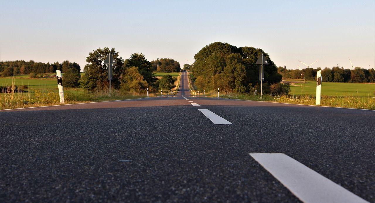 Eine einspurige Bundesstraße, die in die Ferne führt