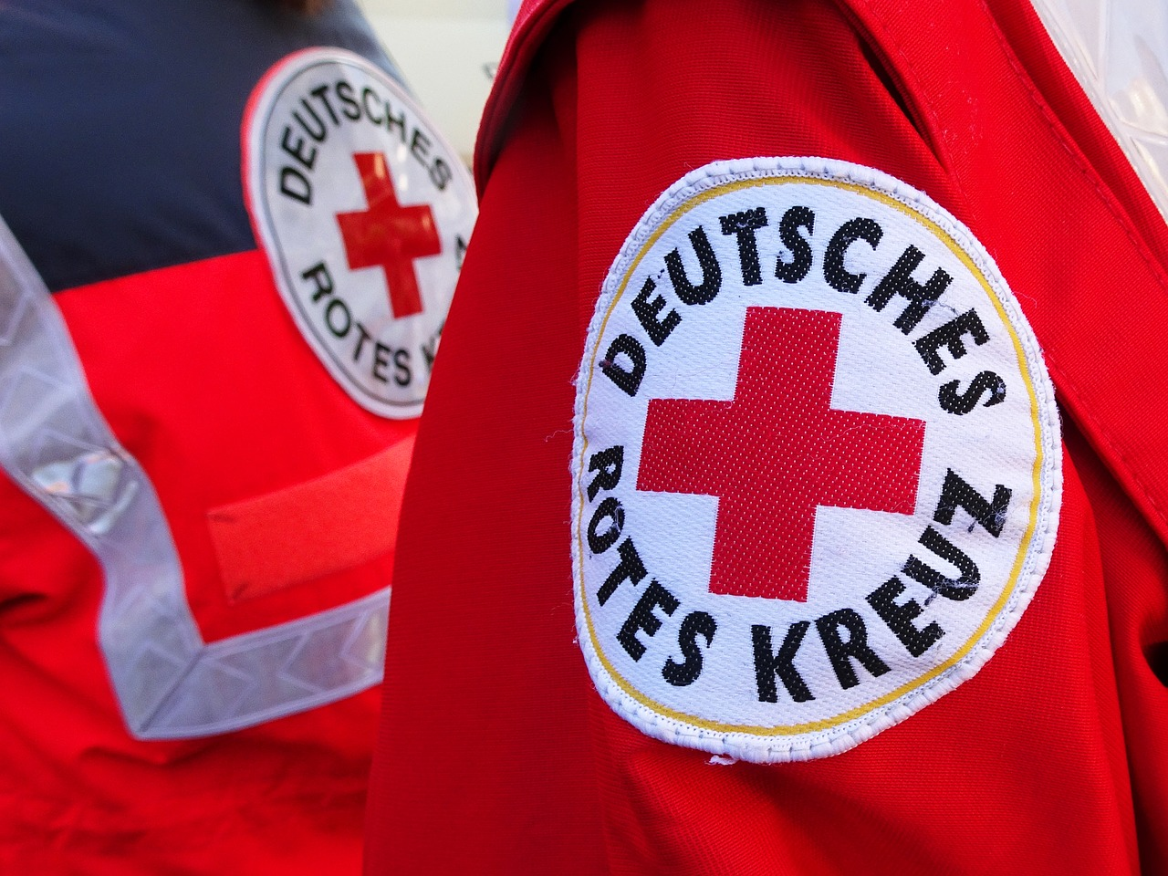 Das Logo des Deutschen Roten Kreuzes auf 2 Jacken, einmal auf dem Rücken, einmal auf der Schulter 