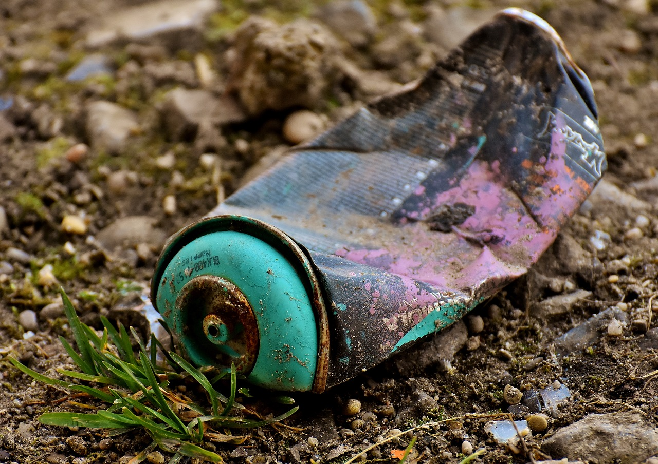 Alte, rostige Sprühdose liegt zerdrückt auf dem Waldboden