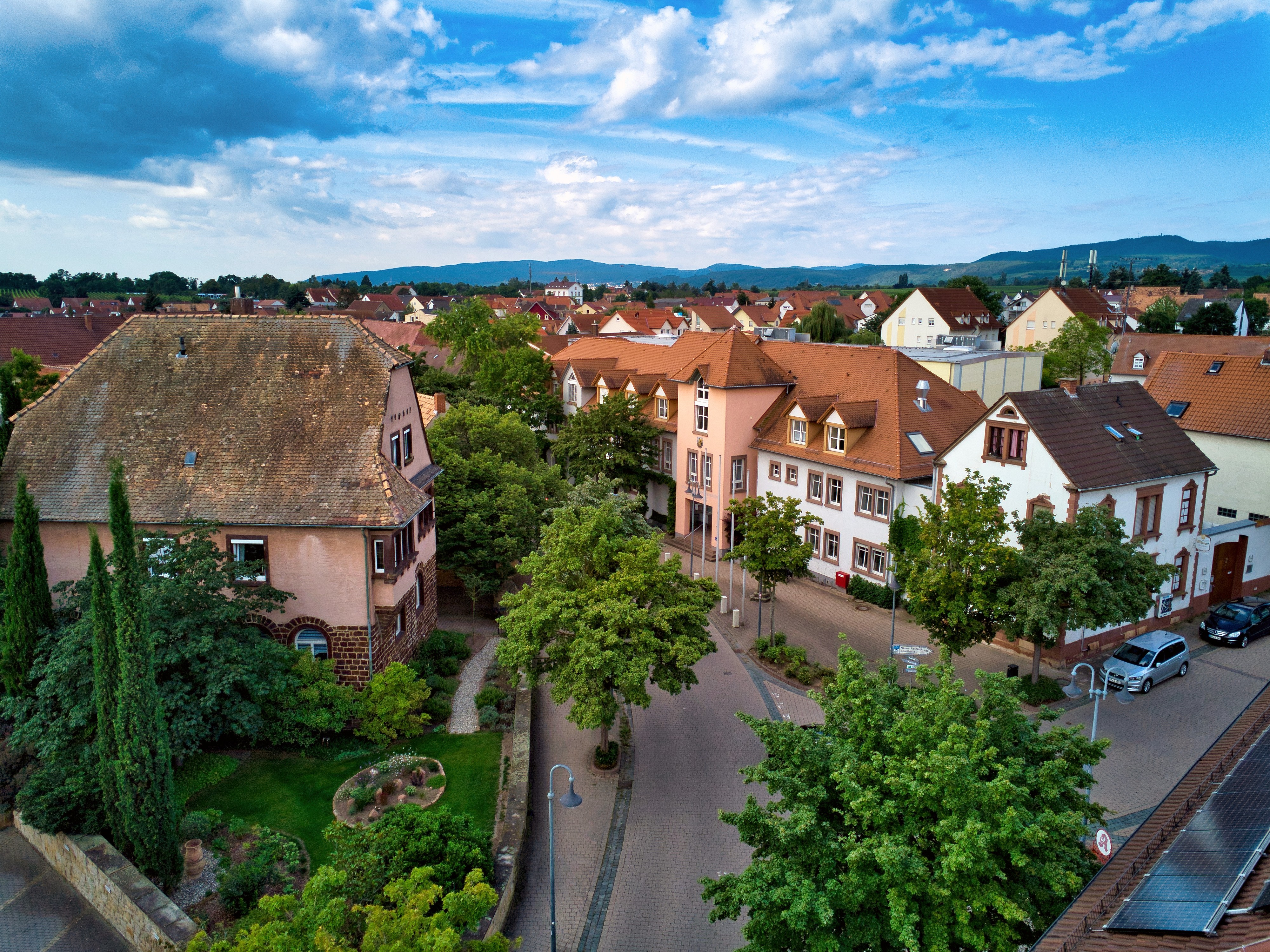 Drohnenaufnahme des Rathauses der Verbandsgemeinde Freinsheim