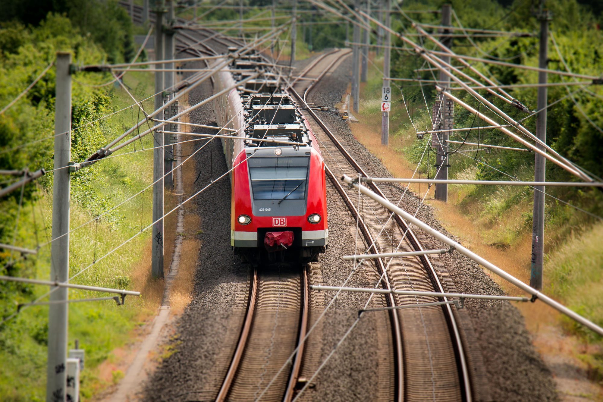 Elektrozug der Deutschen Bahn auf einem Gleis