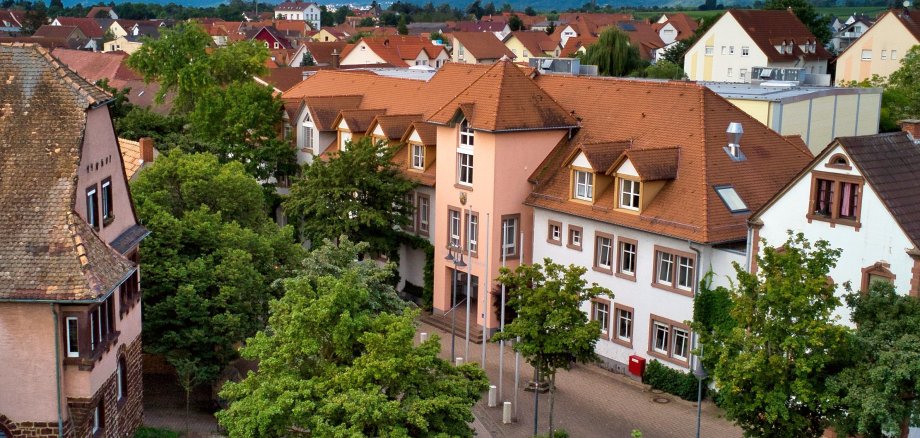 Drohnenaufnahme des Rathauses der Verbandsgemeinde Freinsheim