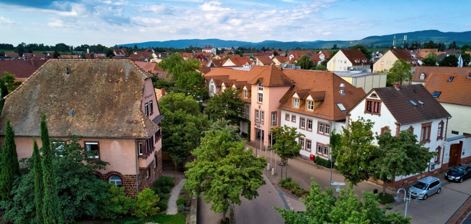 Drohnenaufnahme des Rathauses der Verbandsgemeinde Freinsheim