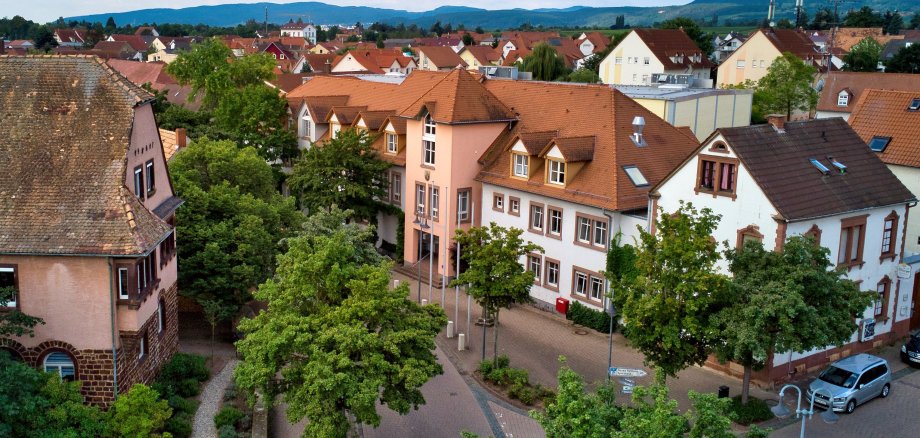 Drohnenaufnahme des Rathauses der Verbandsgemeinde Freinsheim