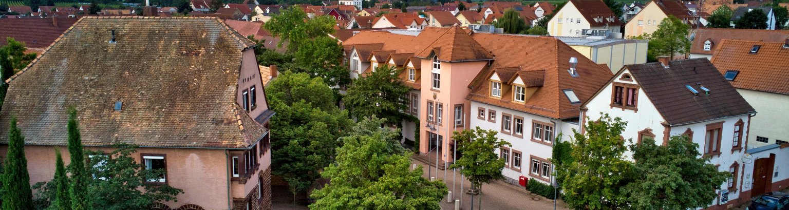 Drohnenaufnahme des Rathauses der Verbandsgemeinde Freinsheim